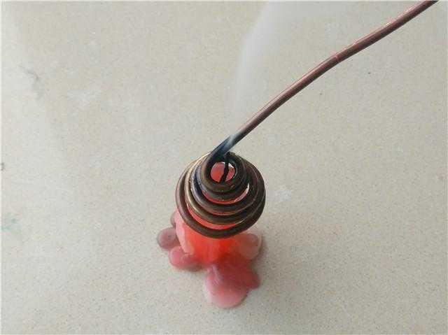 不要随便把粗铜丝圈放到火焰上出现的物理现象没人敢信