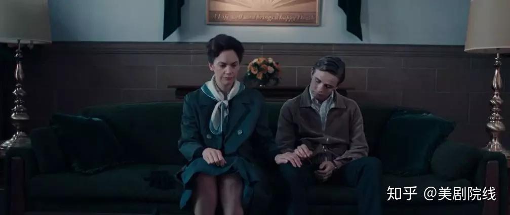 从平淡如常到暗流涌动,从假装镇定到完全崩溃.