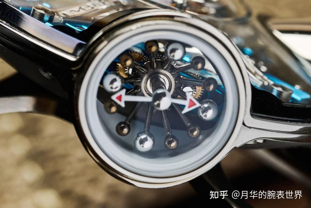 当从顶部观看hm11 architect手表时,您会看到一个带有三叶草风格陀