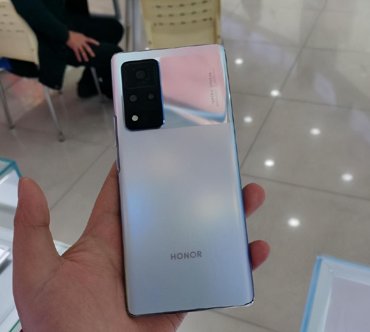 无论是站在屏幕显示角度还是站在屏幕流畅性角度,荣耀 v40