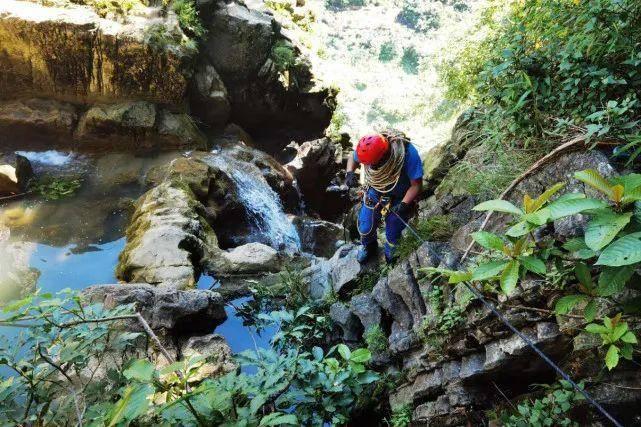 两名驴友不幸遇难，救援人员徒步五小时到达事发地点