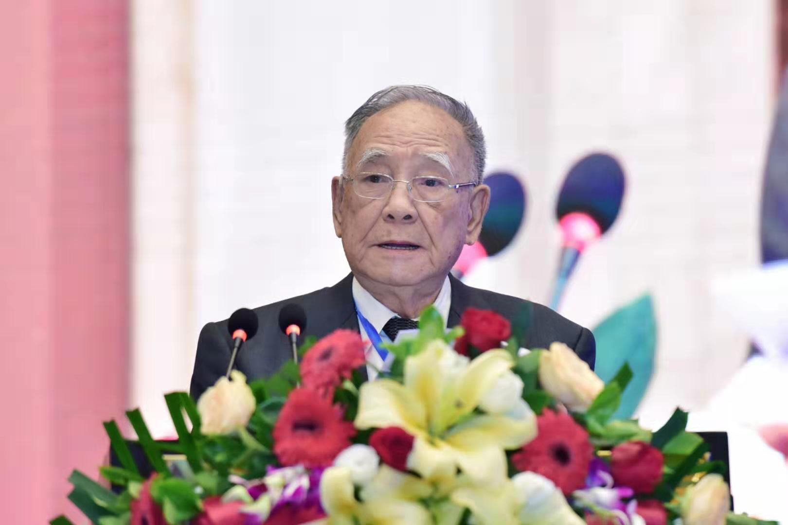 应用大会上,原中国机械工业部部长何光远的一席话引得全场雷鸣般掌声