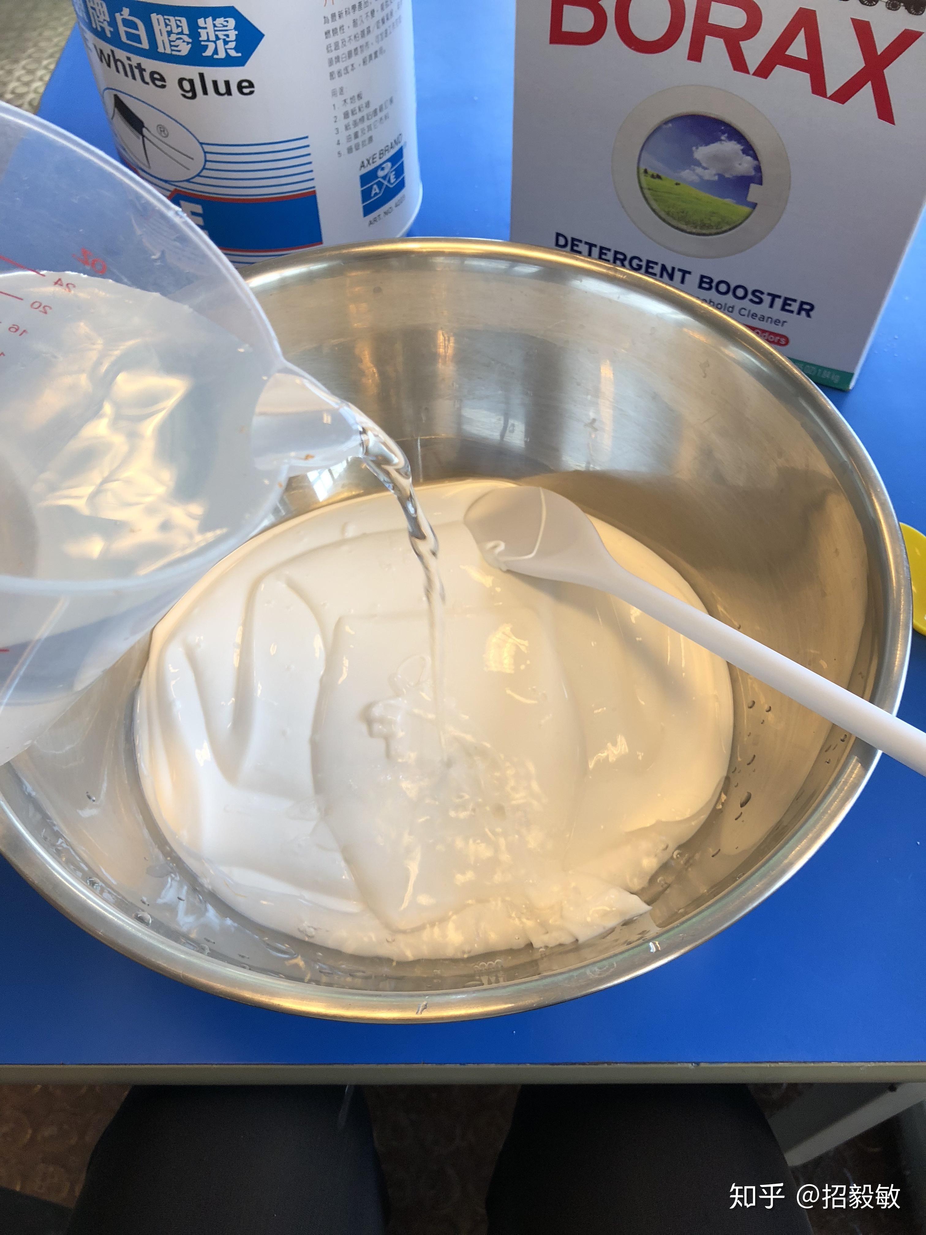 2,将约半茶匙的硼砂融入清水3,将硼砂溶液加入稀释后的白胶浆中,同时