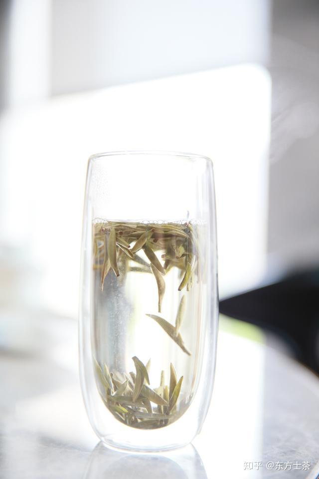 如何鉴别白毫银针的优劣以及它的冲泡方法