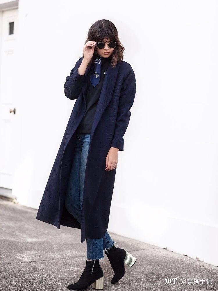 藏蓝色呢大衣里面搭什么穿比较合适