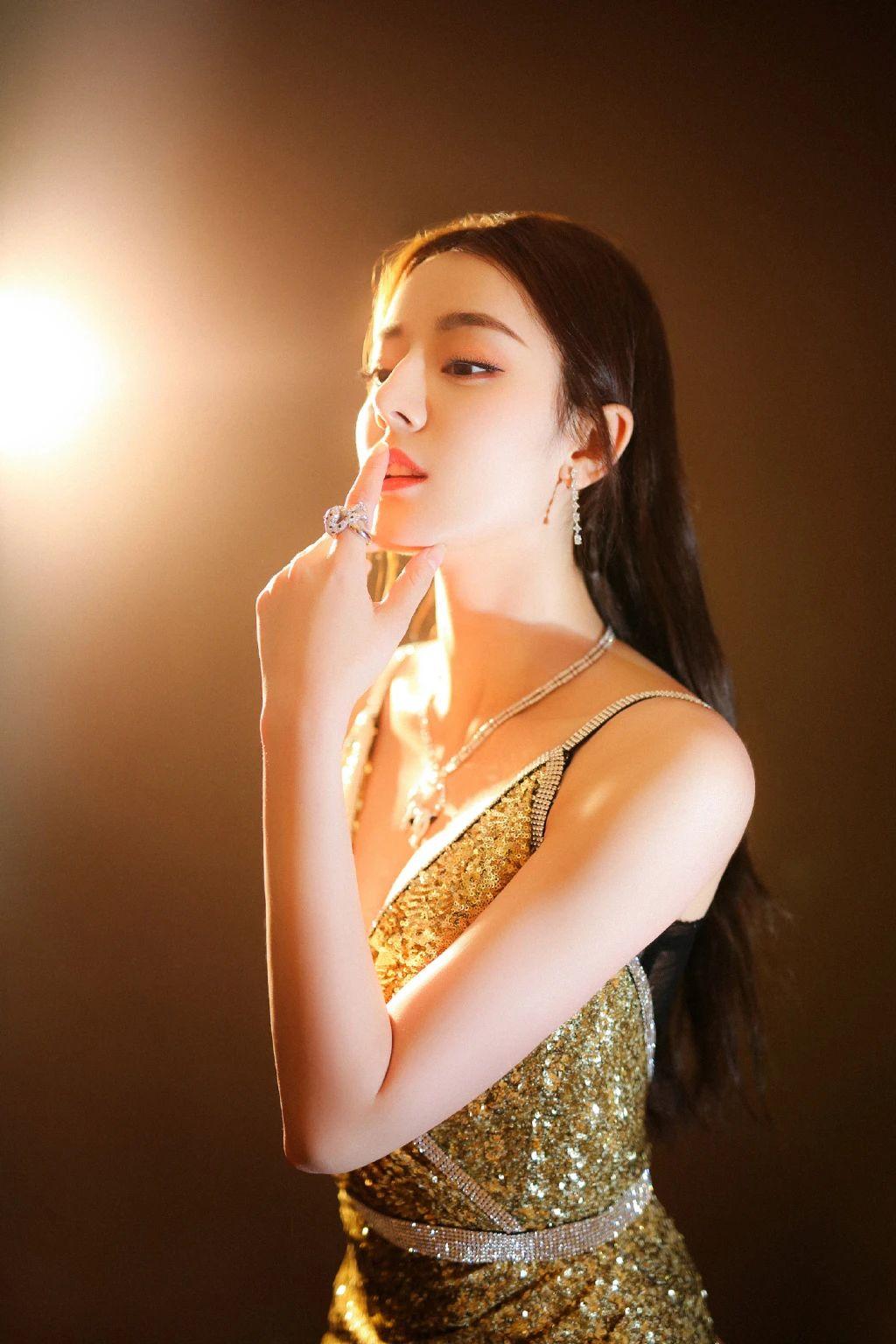 迪丽热巴壁纸:一袭金色吊带裙的热巴,婀娜多姿唯美优雅 - 知乎