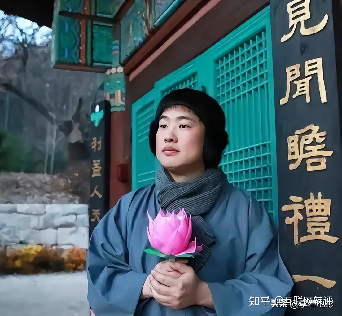 那张手捧着莲花祈祷的表情包,相信很多年轻人都见过,求好运必备系列