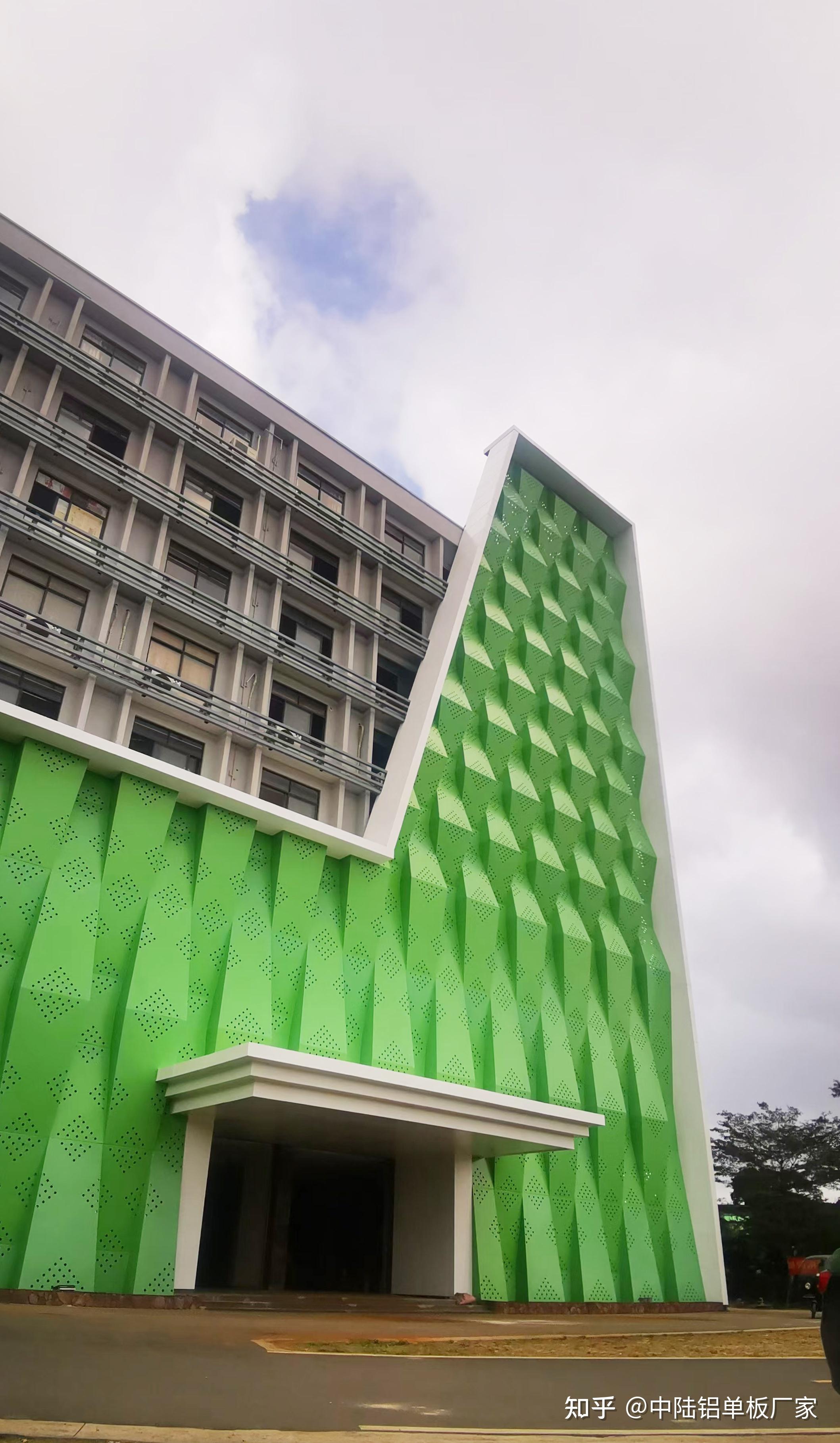用绿色幕墙冲孔铝单板给地球增添一份绿色
