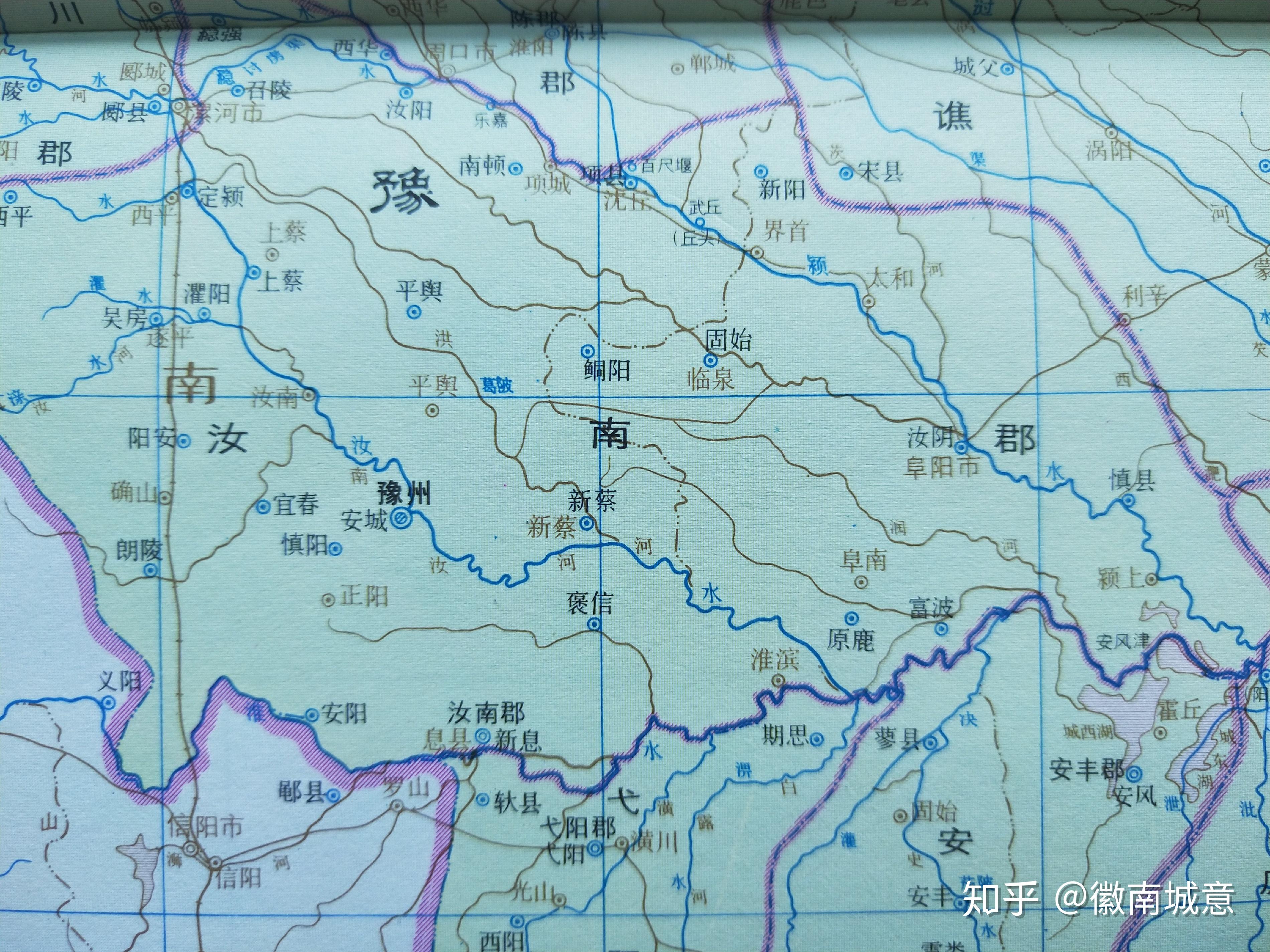 东汉时仍属豫州汝南郡.西汉时增设州行政区,阜阳属豫州汝南郡.