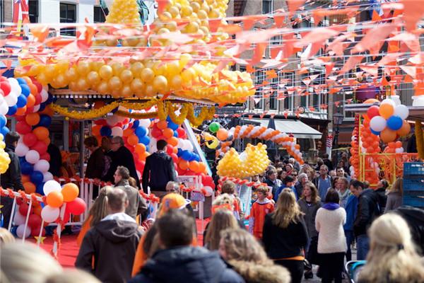 国王的生日而设立的国家节日,但实际上,它就是一个全荷兰的"狂欢节"