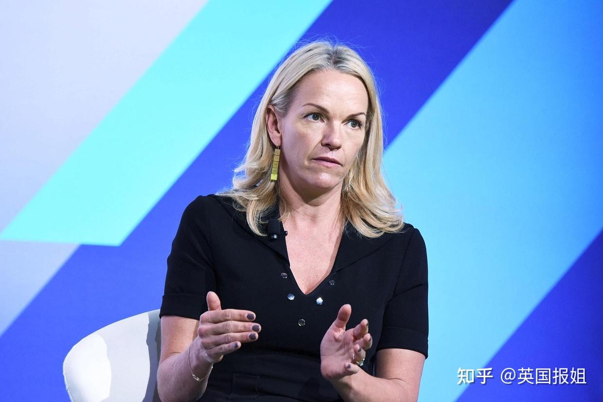 比如去年默多克新闻集团在伦敦办的派对上,伊丽莎白和普鲁登斯,拉克兰