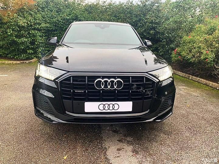 新款奥迪q7全黑的外观造型非常有气势真香