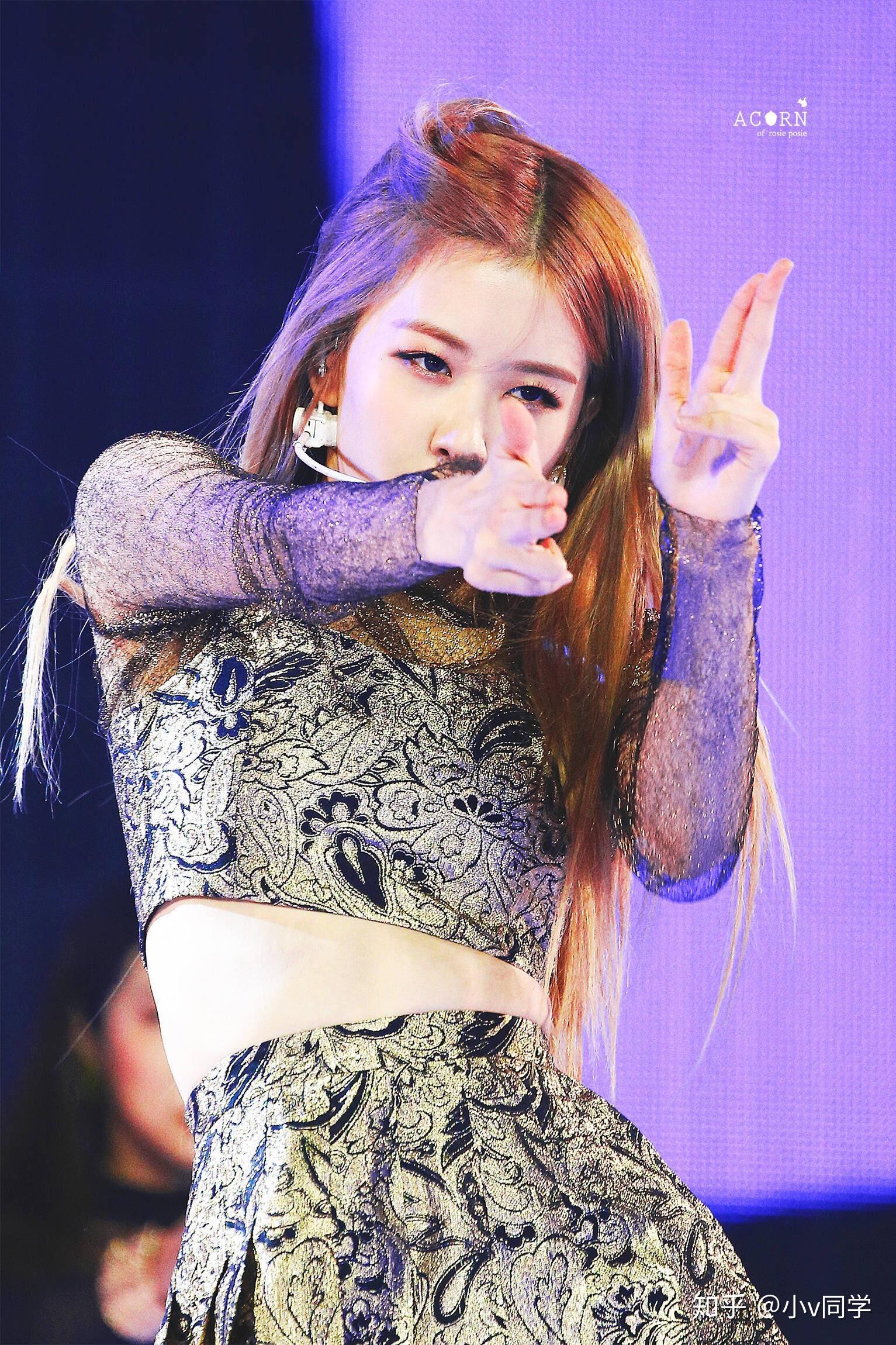 从图上目测朴彩英目前的身高?