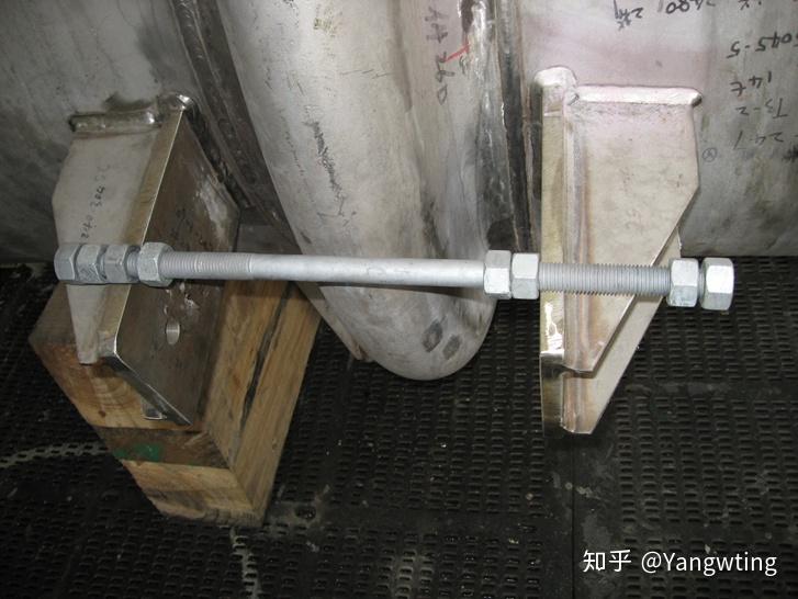 受两头螺纹段长度的限制,连接板内侧螺母难以安装.