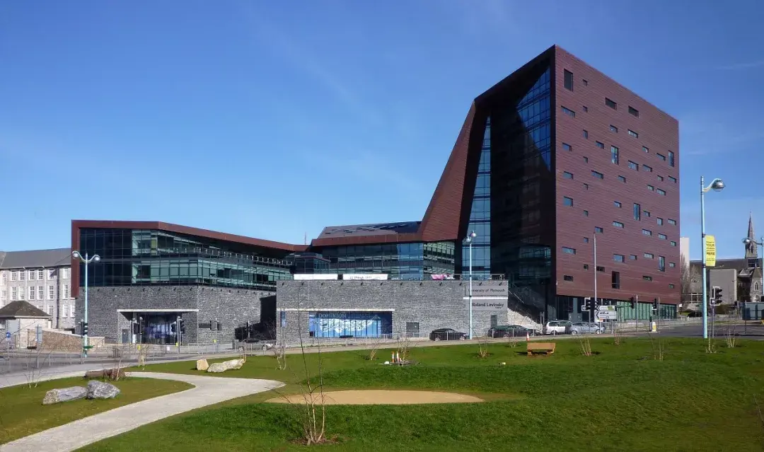 普利茅斯大学位于英格兰南部的devon,前身为一所创立于1862年的工艺