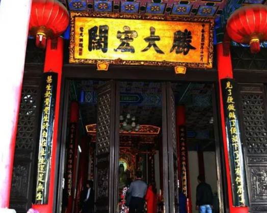 归元寺里有一副对联,上联是"见了便做做了便放下了了有何不了",下联是