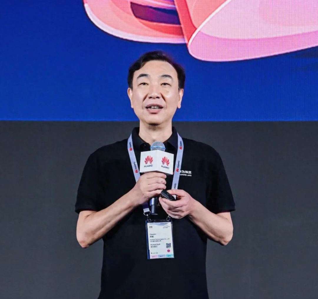 共创亿万商机"主题峰会上,华为中国政企分销销售部部长陈斌全面介绍了