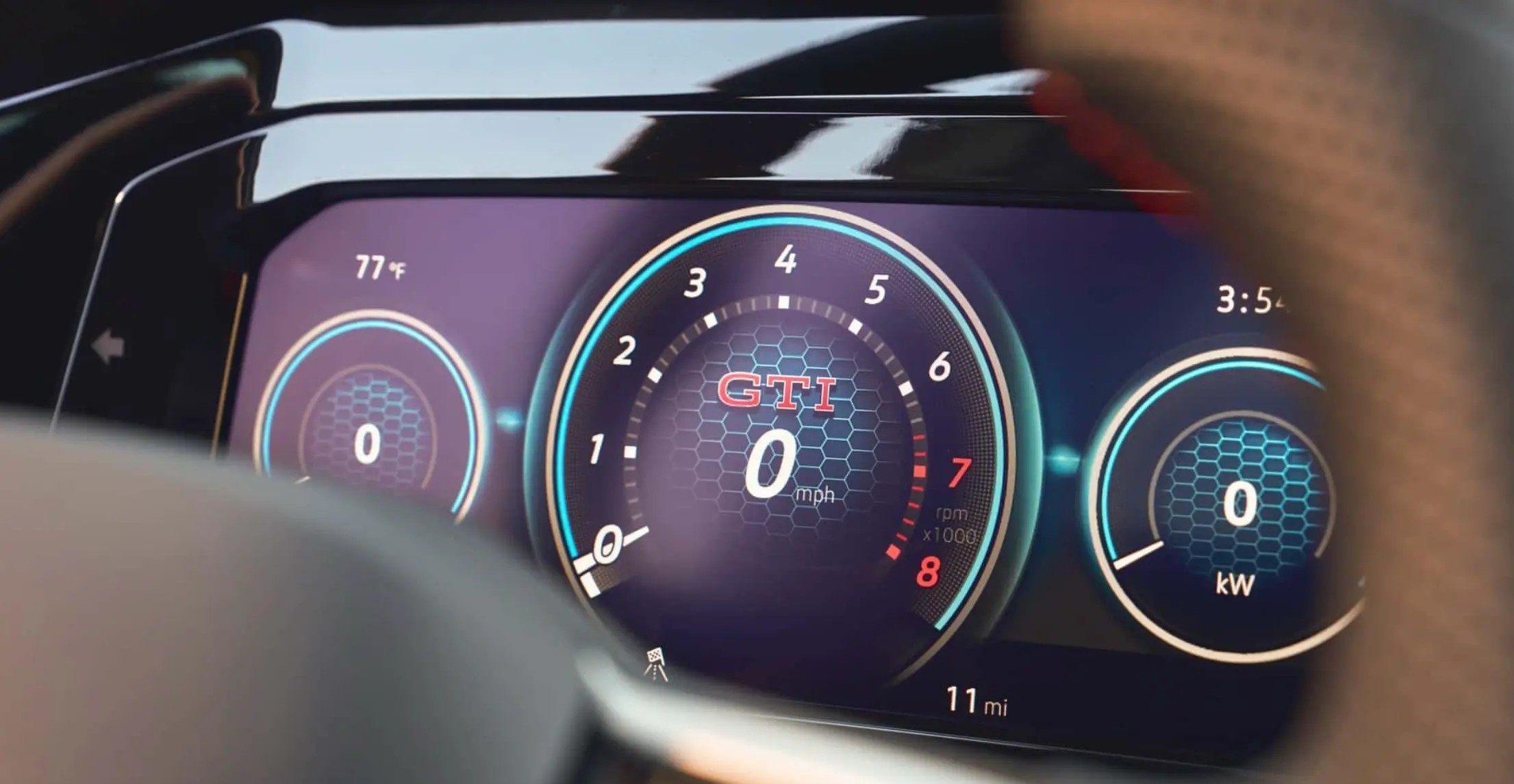 现款在售的高尔夫gti将标配道路交通标识识别,可变悬架调节,抬头显示