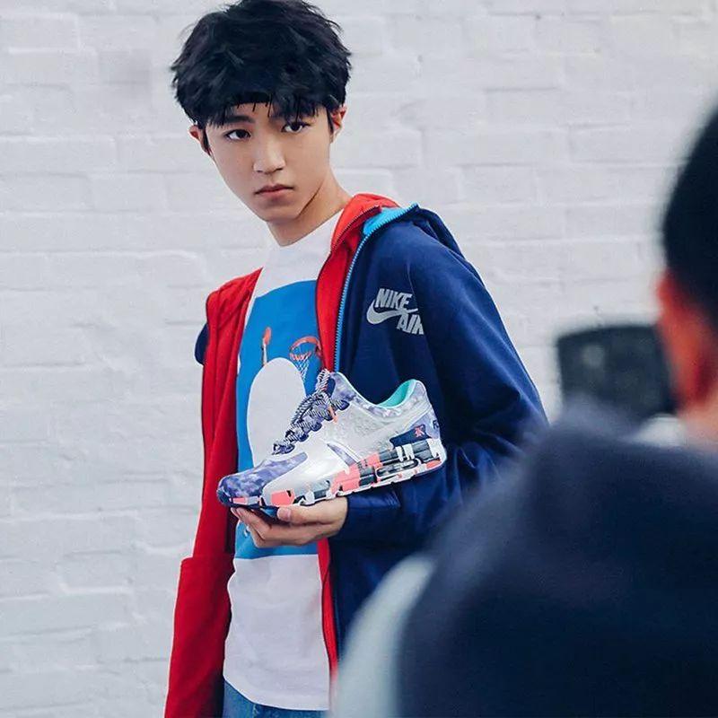 61 > 上周末,converse与自己的旗下代言人张艺兴合作推出了两款球鞋