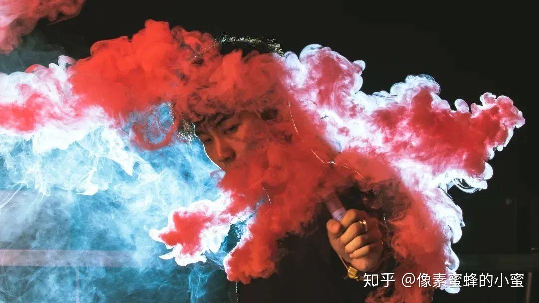 手持的彩色烟雾有一种迷幻的错觉像素蜜蜂用户@颜喑lucis除了仙气还能