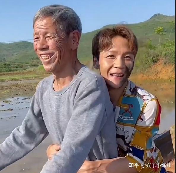 湖南网红父子,拍搞笑视频天天被“挨揍”,让人每看一次笑一次 - 知乎