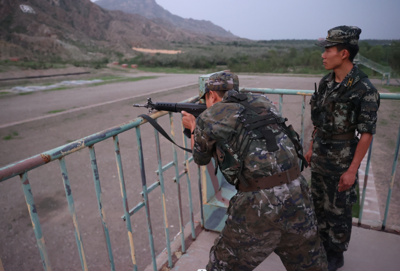 近日,武警石嘴山支队新兵分训点严密组织新兵监墙哨兵执勤应用射击