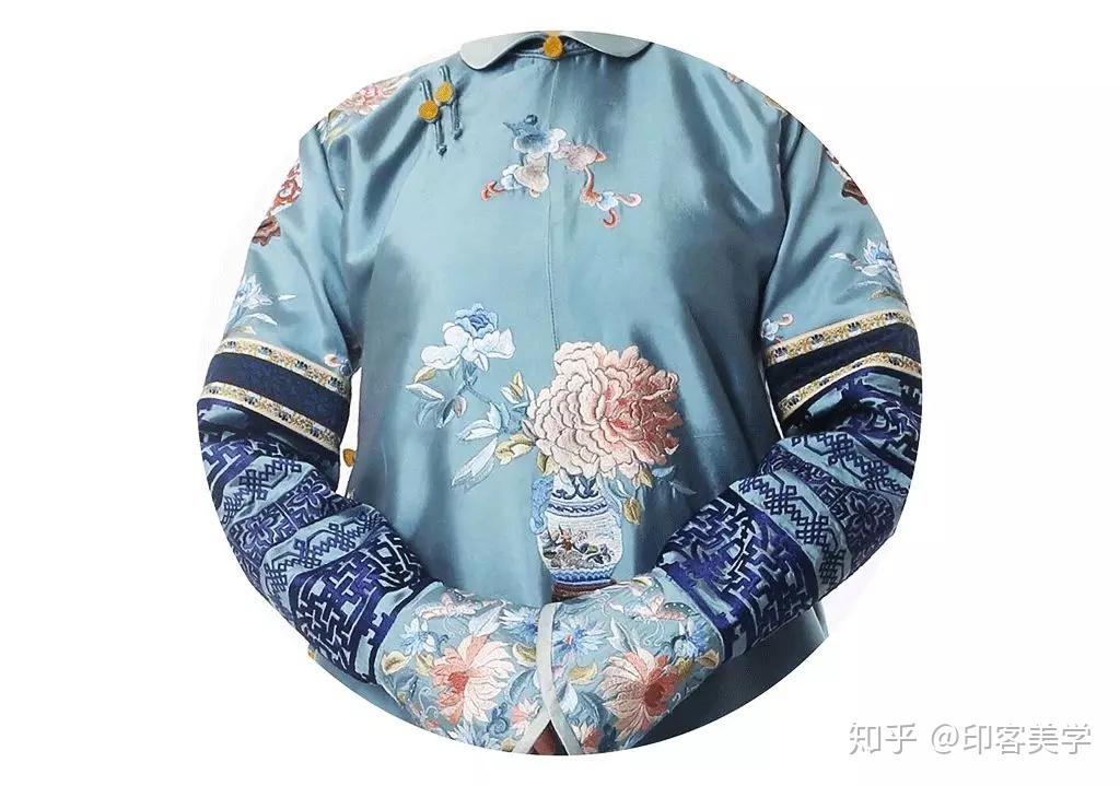 朝服,朝珠,朝带,女性礼服有朝冠,金约,耳饰,朝褂,朝袍