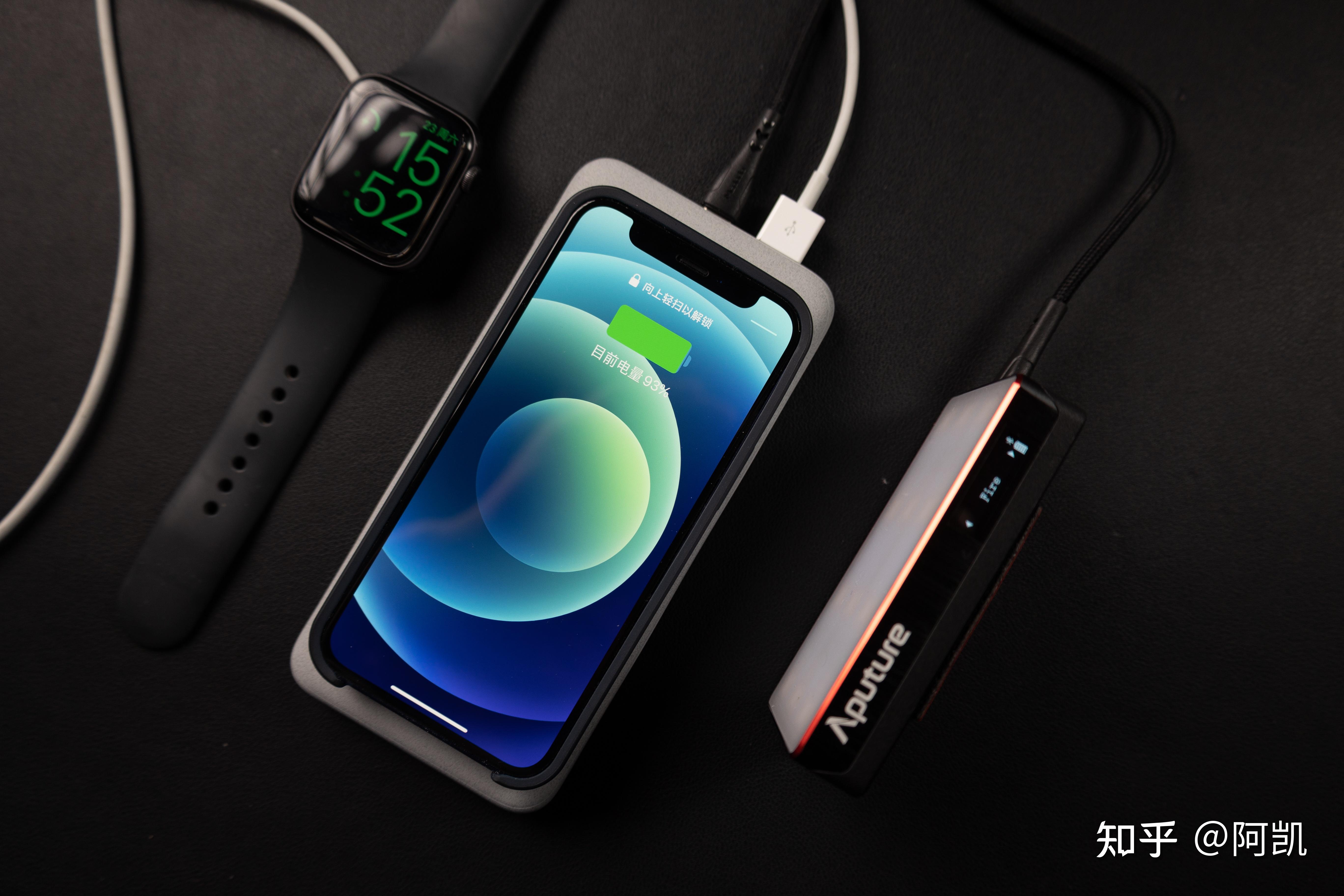 另外这个充电宝虽然有247克的重量,大概是两部iphone12mini的重量