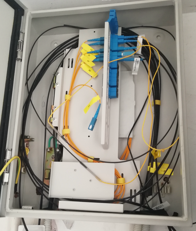 完成外线光缆的连接:(1)在覆盖待装用户的分纤箱处找到分纤箱内的空闲