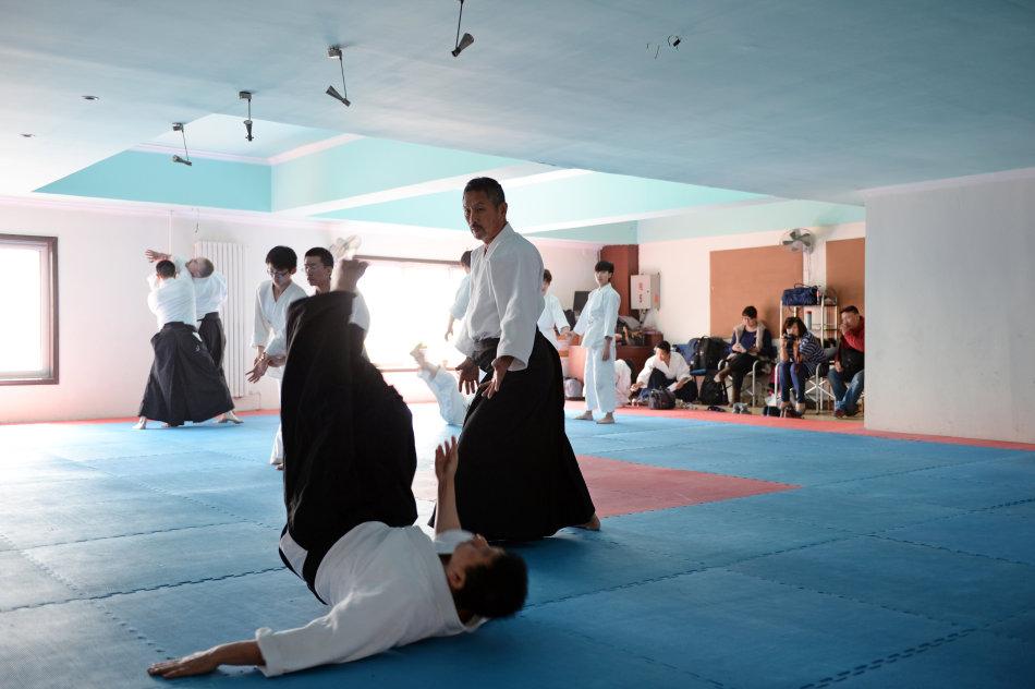 他在日本伊势就读皇学馆大学期间,开始修习合气道