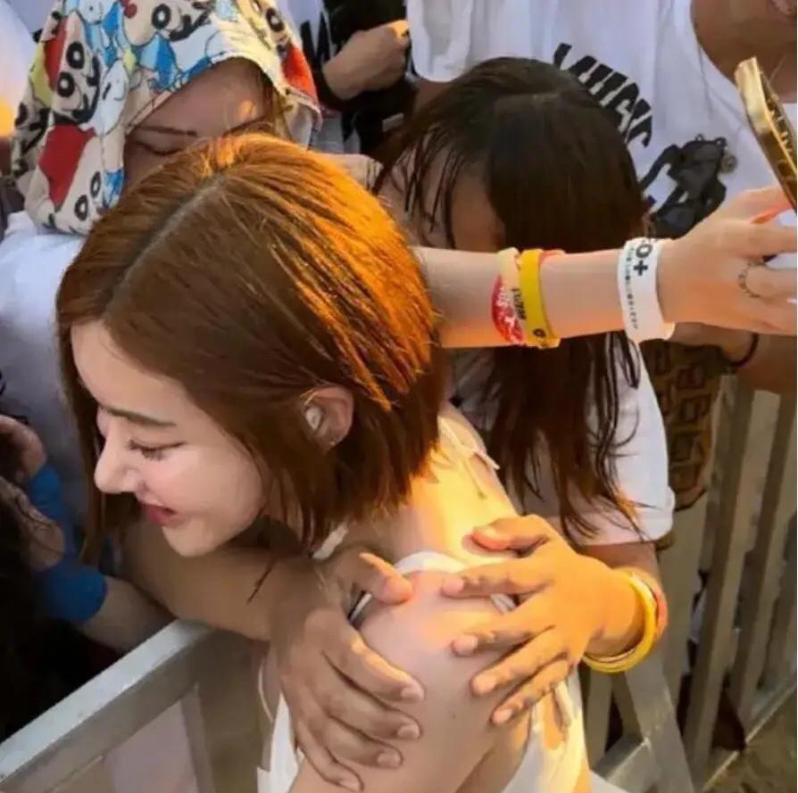 韩国女艺人音乐节演出被一群人"袭胸"引发两国网友争议 - 知乎