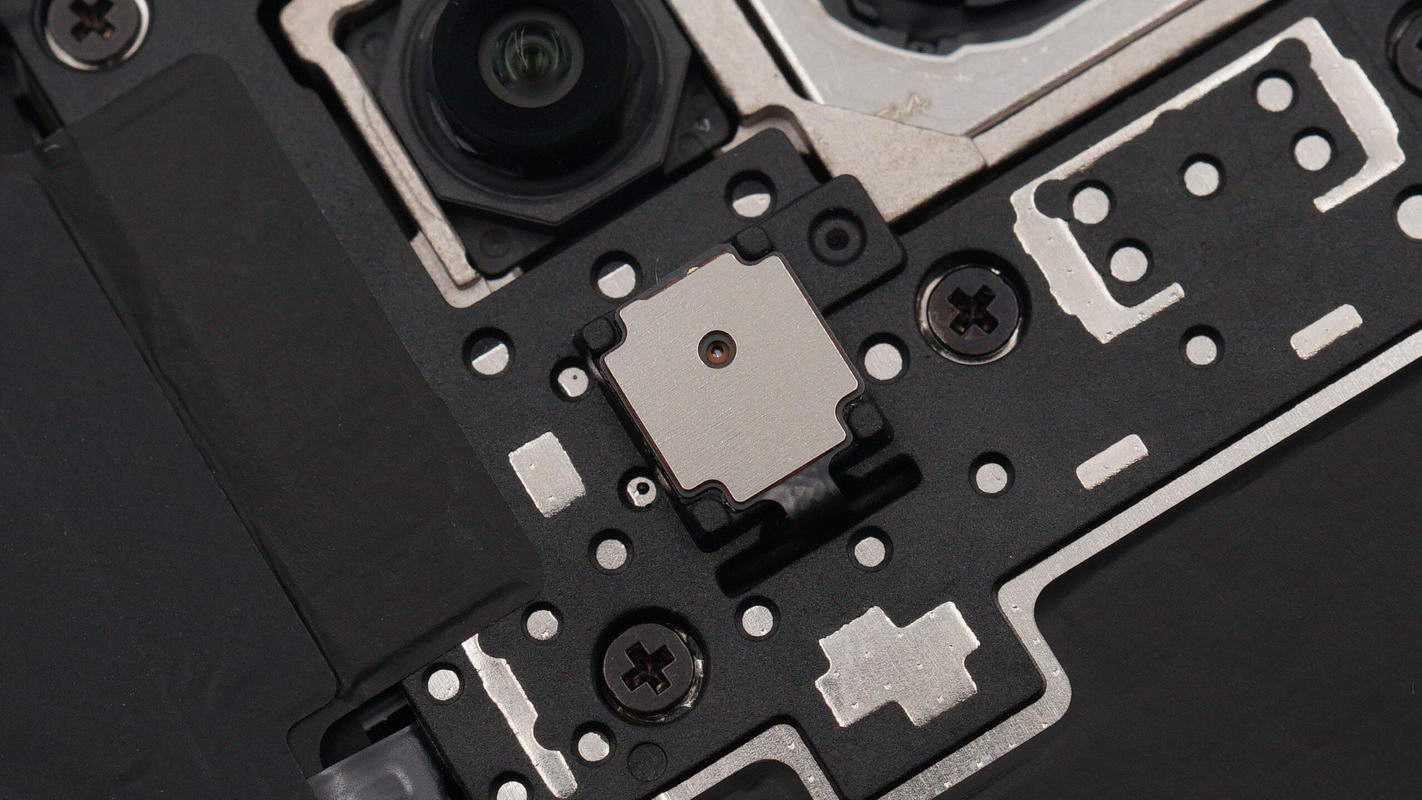 手机后盖在电池和摄像头对应的位置均贴有缓冲泡棉.