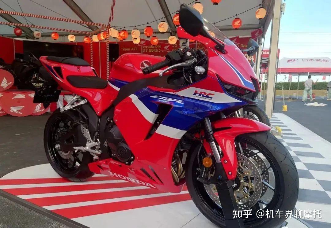 本田在2021正式复活cbr600rr车型后,在设计方面很像本田cbr1000rr-r