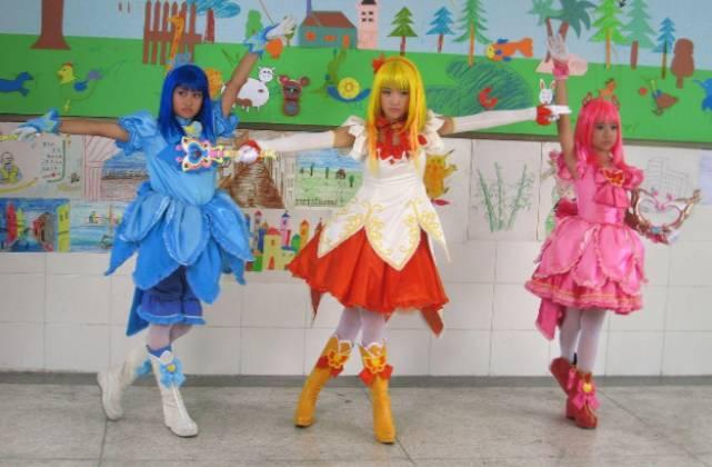 "小蓝"的小魔仙挥动魔法棒,嘴里呼喊"巴啦啦能量—仙多啦--粘贴魔法"