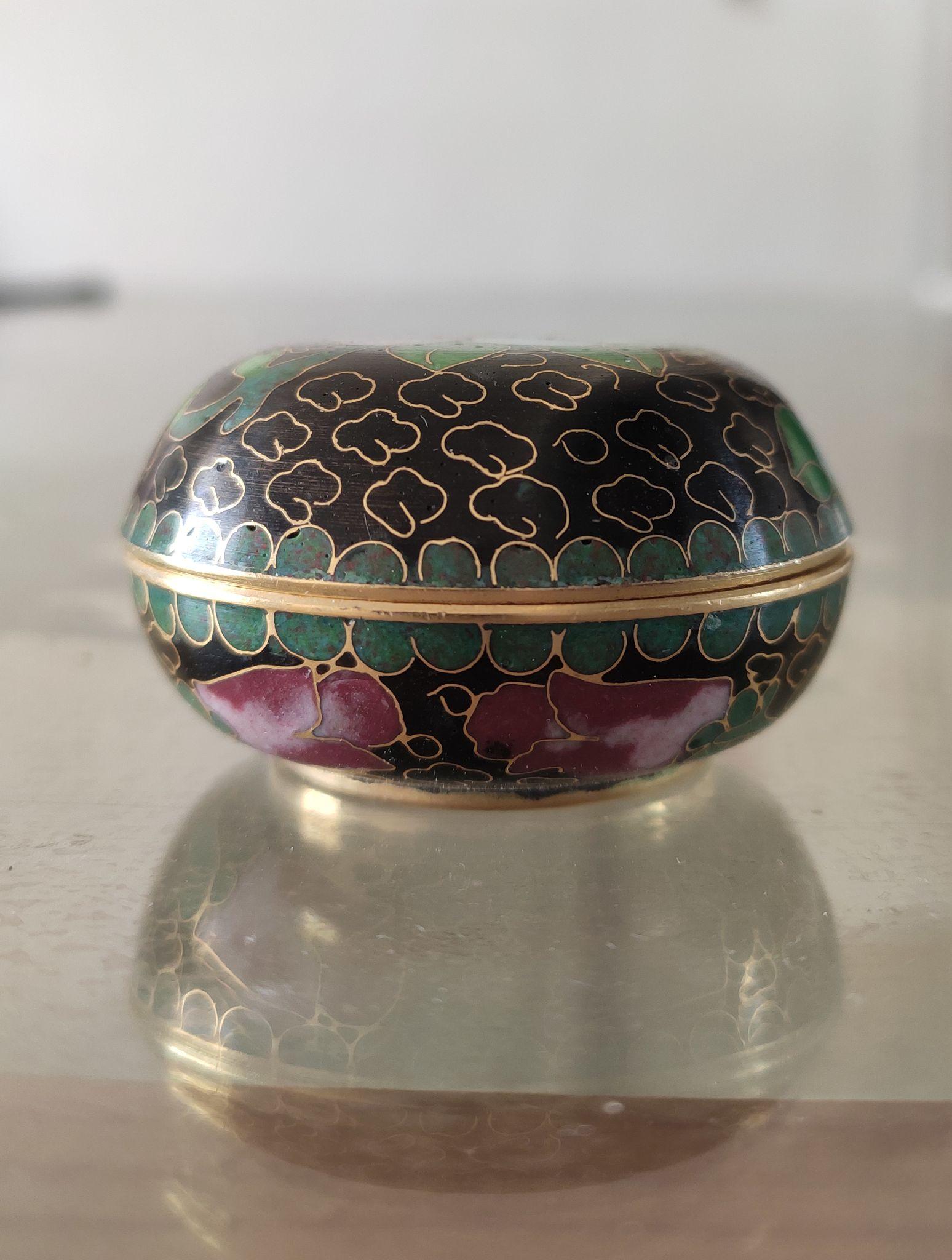 掐成各种花纹焊上,然后把珐琅质的色釉填充在花纹内烧制而成的器物