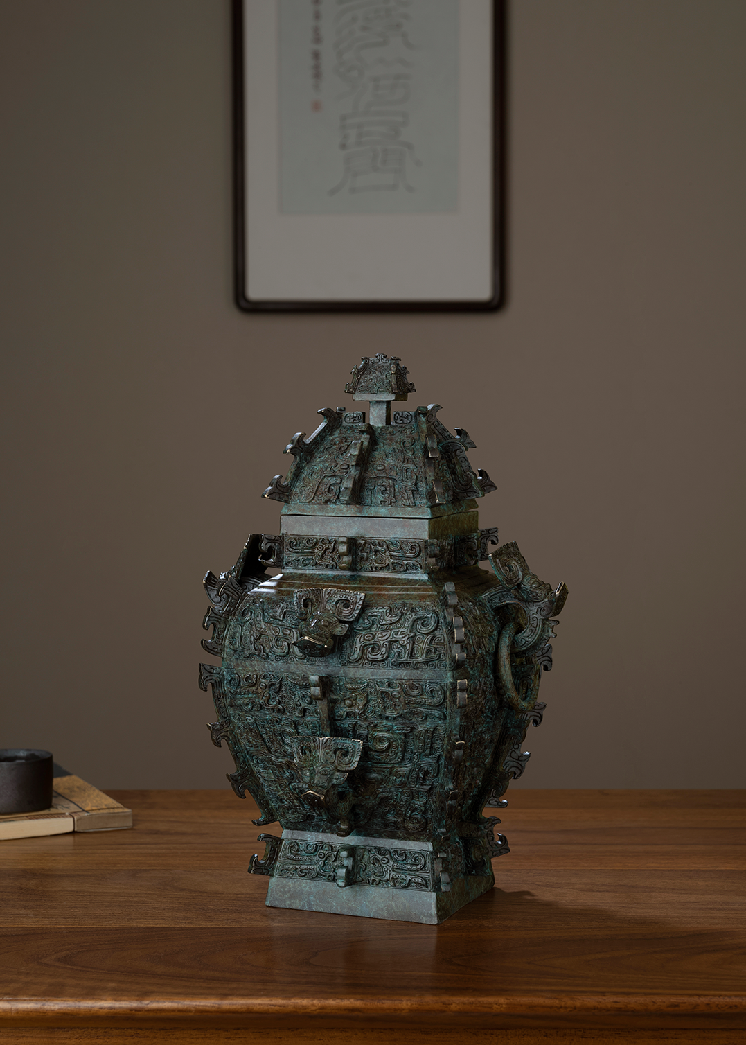 方罍之王摆件皿方罍:皿天全方罍,商代晚期铸造,形体高大,富丽堂皇,是