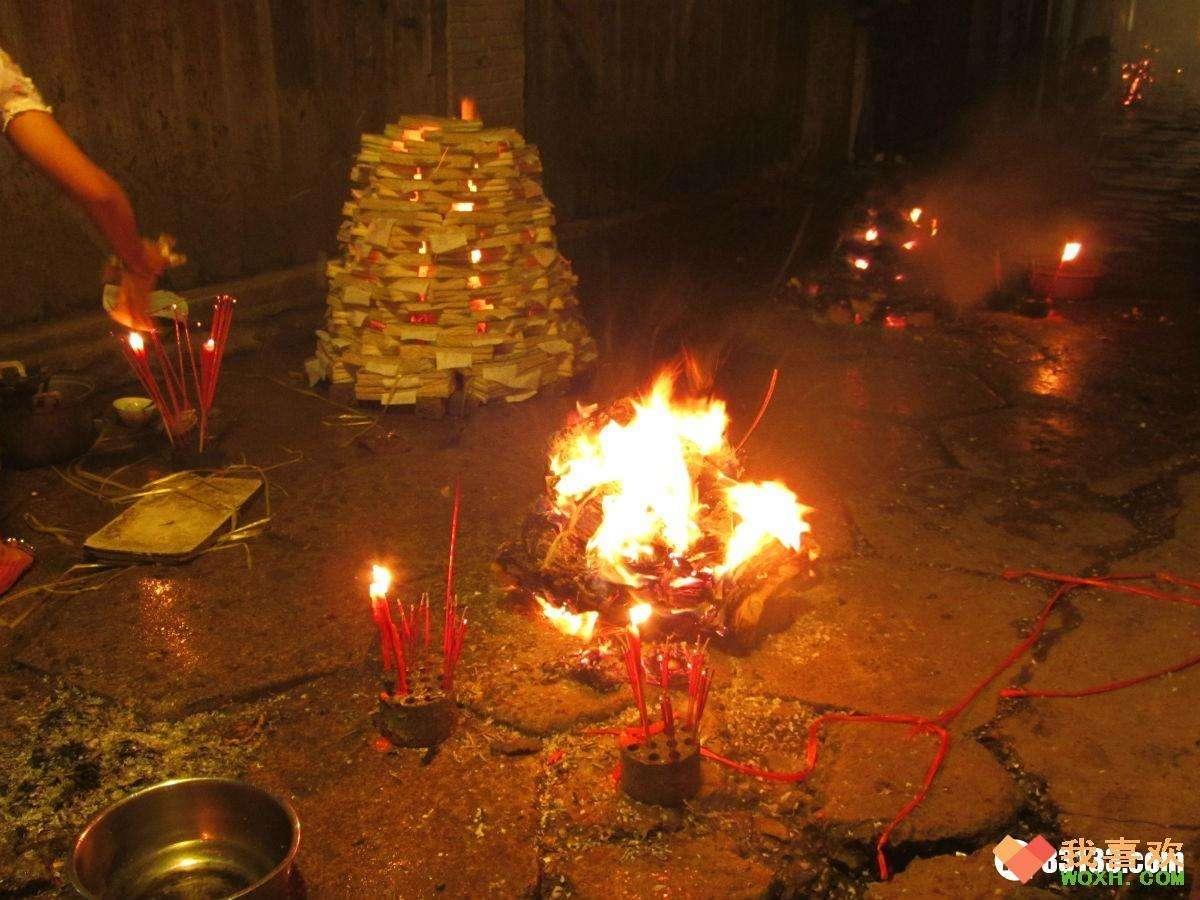 的活跃期到此结束,鬼纷纷入居阴宅即墓庐歇息,故而相传这时候是收鬼