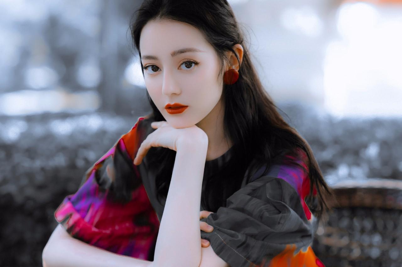 迪丽热巴壁纸:娱乐圈有很多脏水,但我会站你这边听你讲替你撑腰