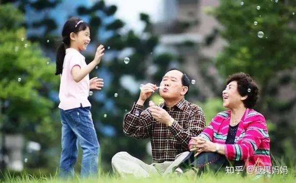 家里有"网瘾老人",孩子会更沉迷手机?背后都是"缺乏陪伴"
