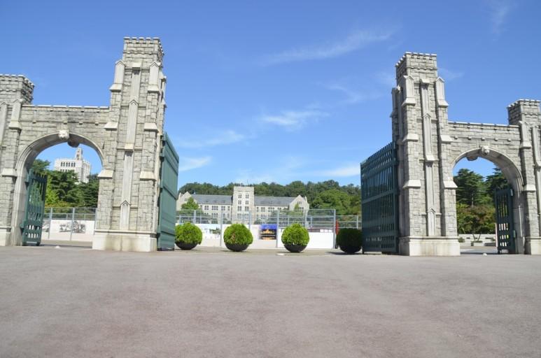 成均馆大学前身为韩国朝鲜王朝时设立的国子监,是韩国历史最悠久的