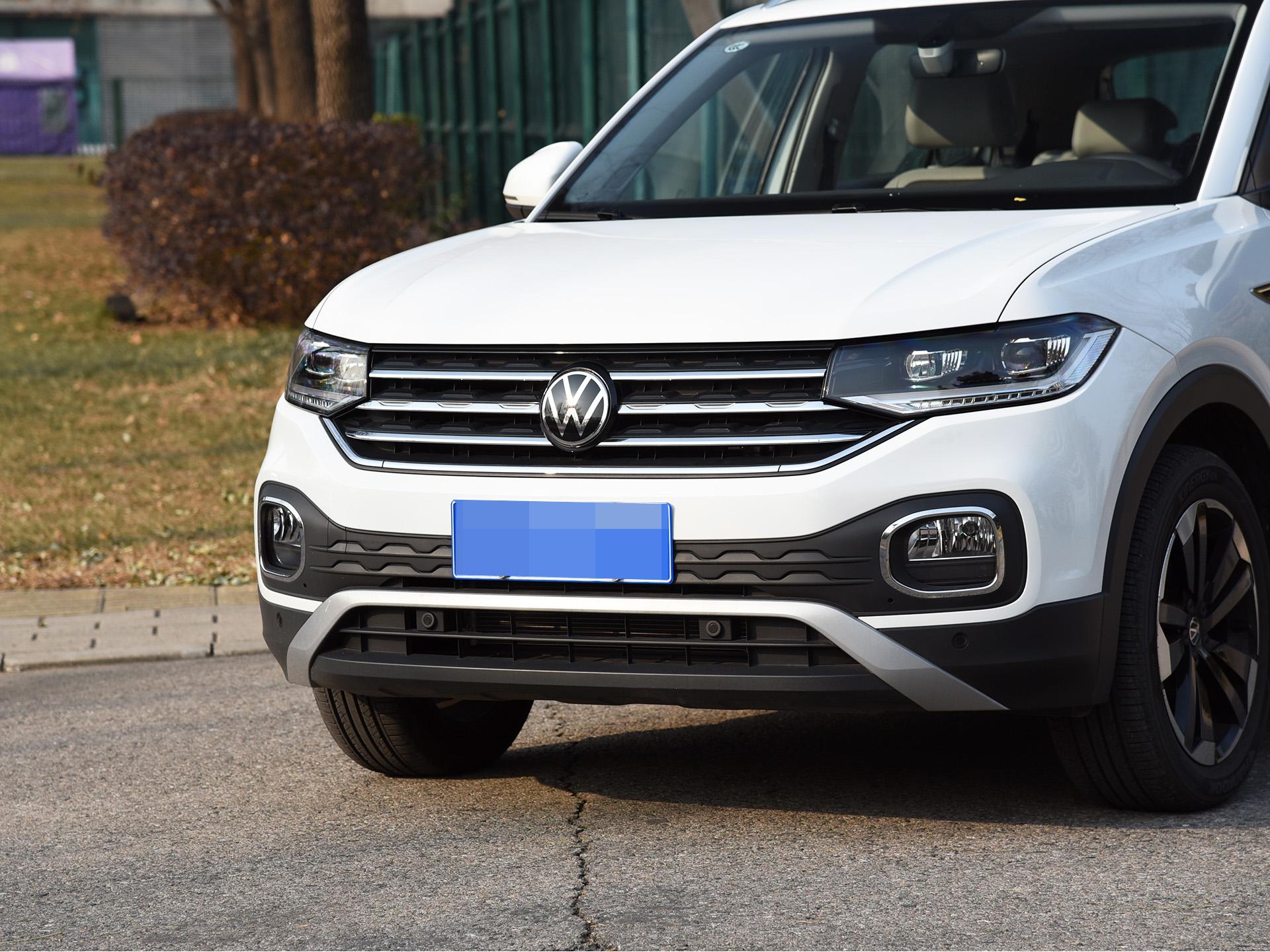 探影的车头憨态可掬,中网与大灯相连,中网内有多条