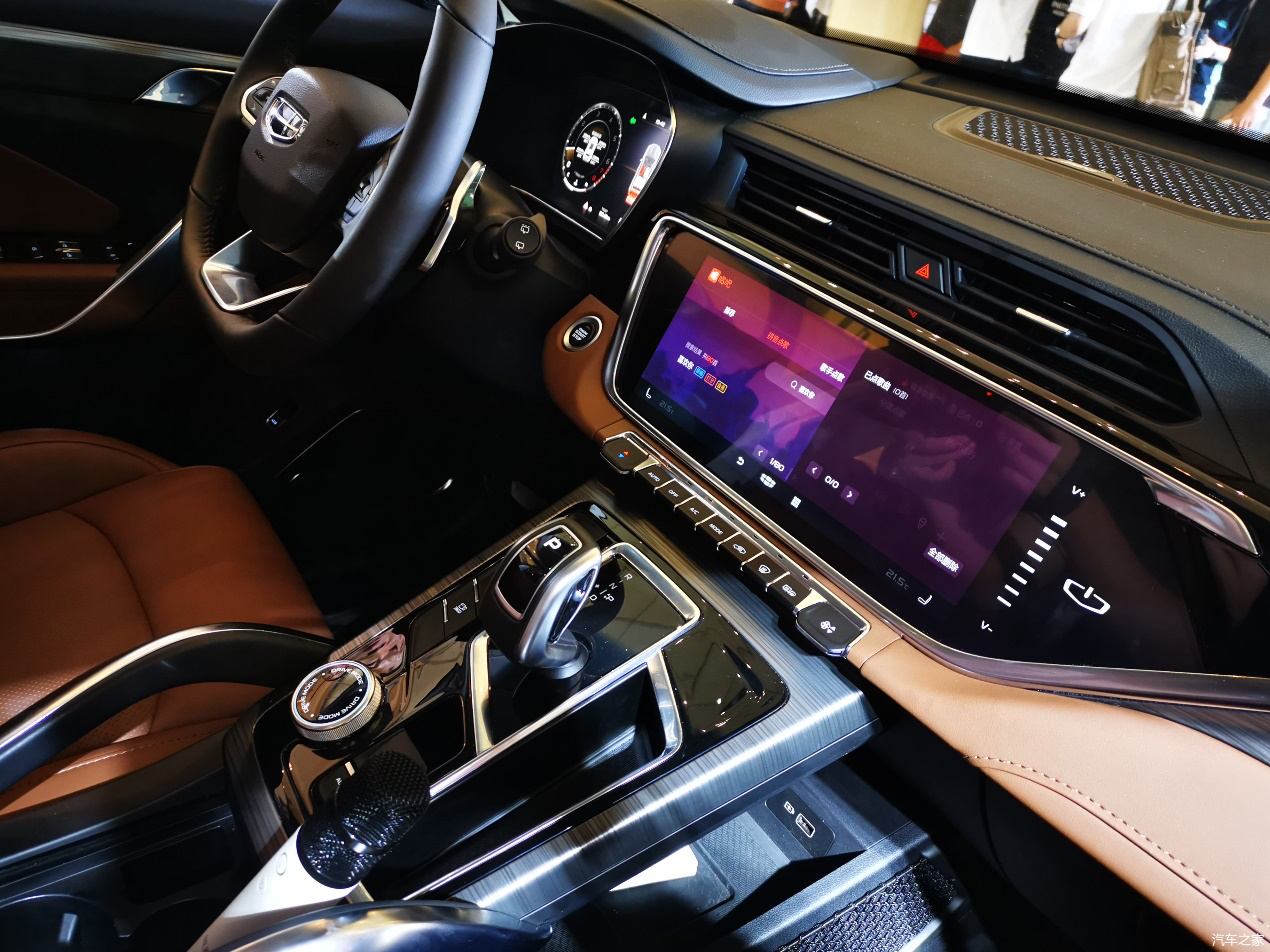 博越pro四驱版的内饰继承了博越pro的工整和大气设计风格,整体以全黑