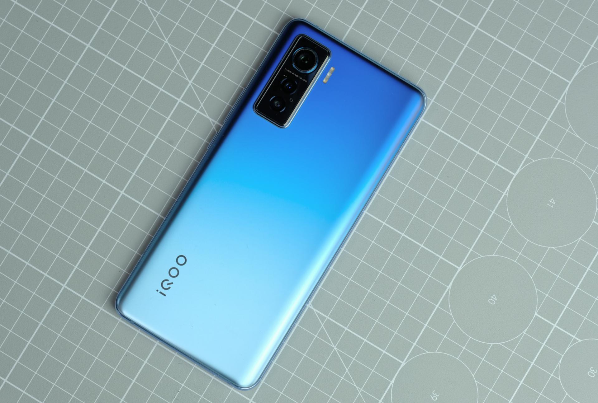 在 iqoo 5 这一代之前,整个 iqoo 品牌的手机在外观设计上走的是一种