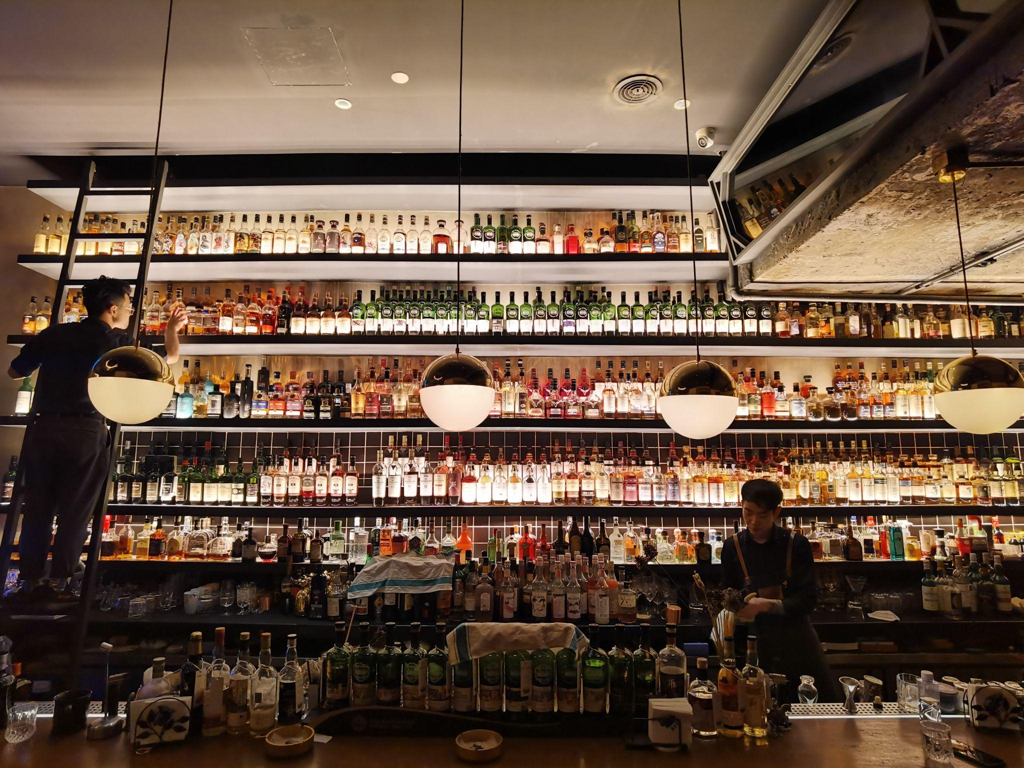 一家好的威士忌吧的主要特点是什么