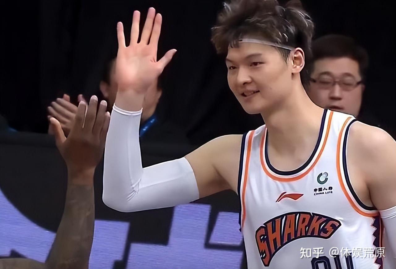 刘铮接王哲林助攻三分球开炮,王哲林随后也得分,大王面对李原宇的内线