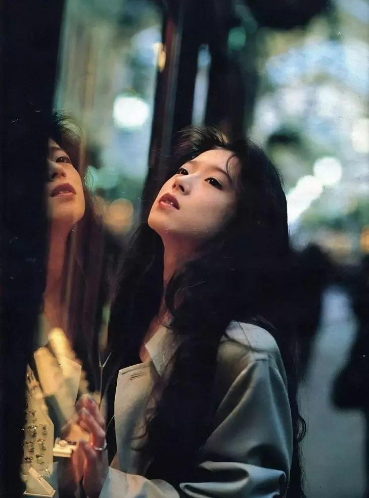 看了中森明菜的早期照片就会发现,"俊眼修眉,见之忘俗"说的就是她本人