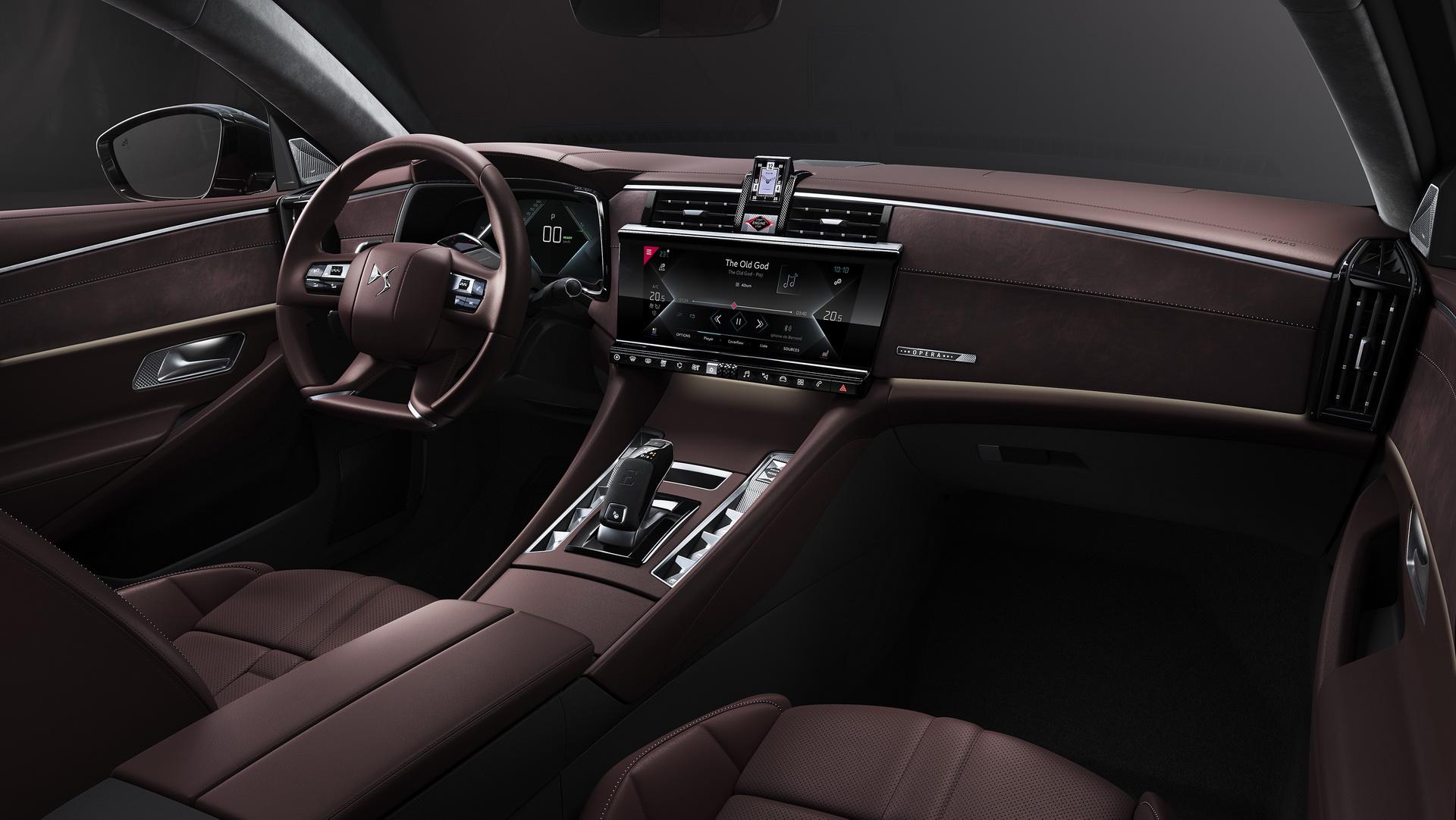 除此之外作为ds品牌旗舰轿车,大面积翻毛皮材质覆盖的运动版内饰和