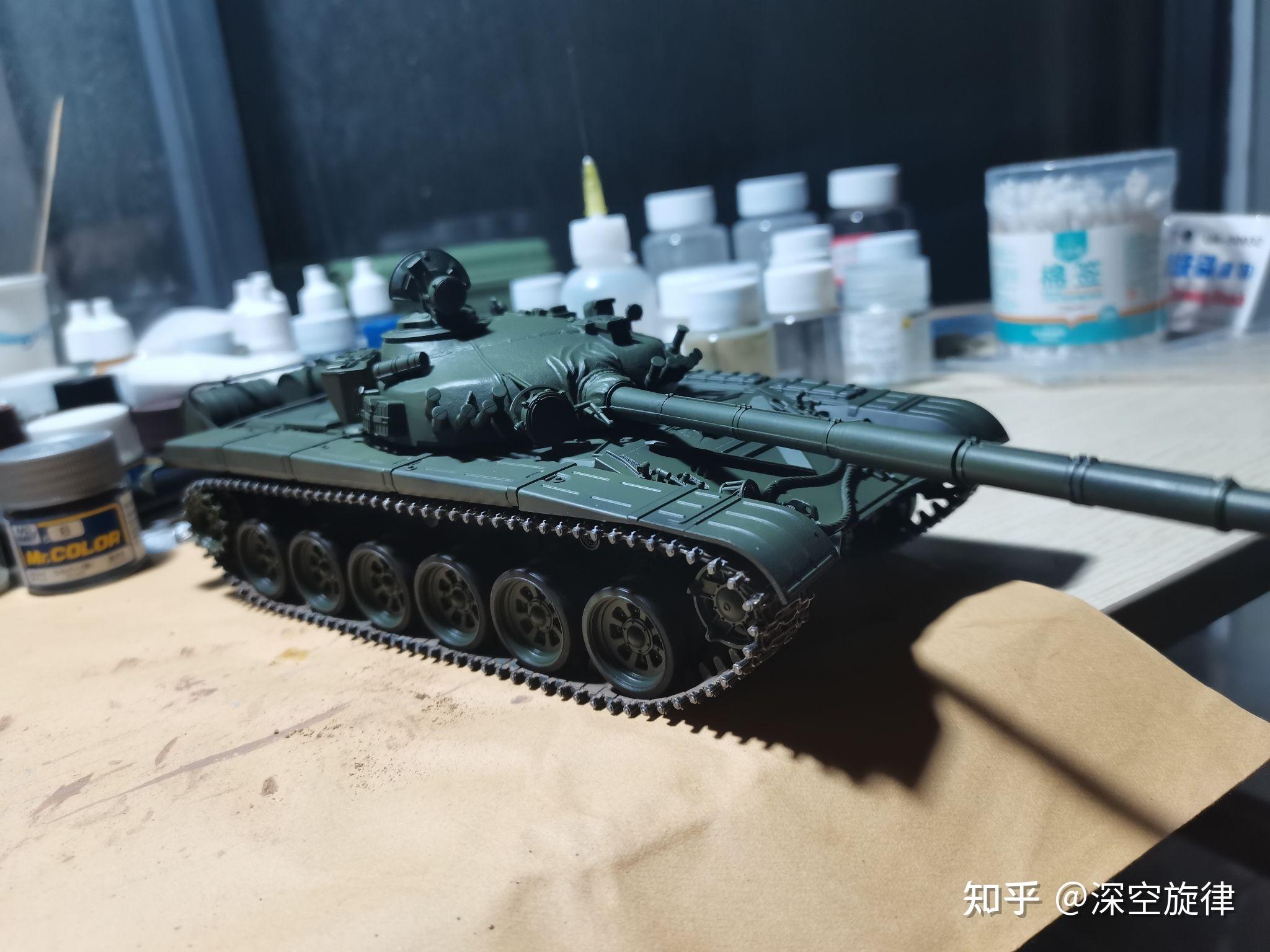 接下去要重新调整面漆主色处理裙甲,t72侧面是橡胶裙板,手涂av漆黑色