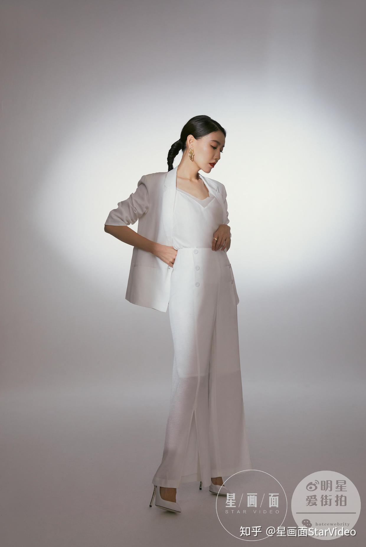 白色西服套装:am路卡西戒指&耳饰:apm高跟鞋:pollini接下来,高露将会