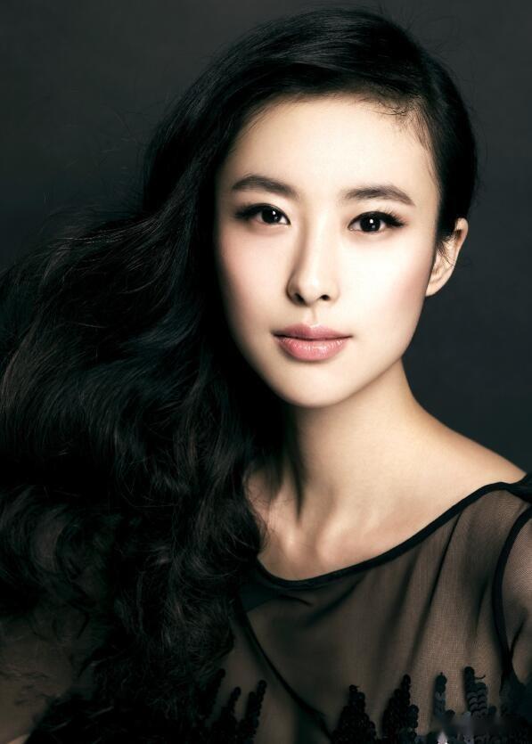 遇人不淑名誉尽毁,"第一车模"翟凌,终为自己的无知付出了代价